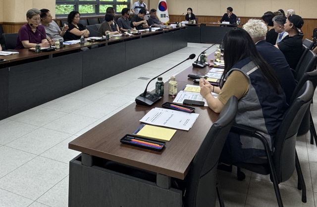 유형진 경기도의원이 경기 광주시 소상공인과 만나 지역상권 활성화를 위한 의견을 나누고 있다. 경기도의회 제공.