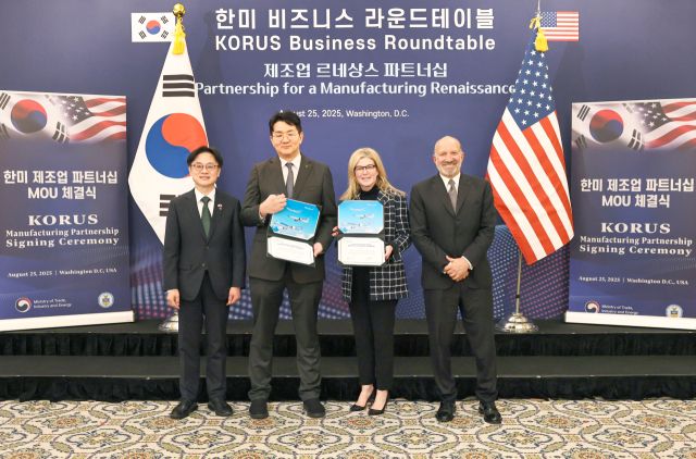 8월25일 오후(현지시간) 미국 워싱턴DC 월러드 호텔에서 열린 ‘한미 제조업 파트너십 양해각서 체결식’에서 (왼쪽부터)김정관 산업통상자원부장관과 조원태 한진그룹 회장, 스테파니 포프 보잉 상용기 부문 사장 겸 최고 경영자, 하워드 러트닉 미국 상무부 장관이 기념 촬영을 하고 있다. 대한항공 제공