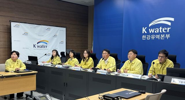 한국수자원공사 한강유역본부 녹조대응 전담반 회의. 수자원공사 제공