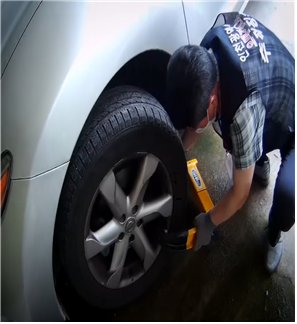 인천시가 과태료 및 자동차세를 내지 않은 체납차량에 대해 바퀴잠금을 하고 있다. 인천시 제공