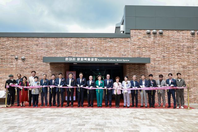 연천군 전곡읍 평화로 940번길에서 열린 ‘은대리문화벽돌공장 개관식’에서 김덕현 군수가 참석자들과 기념촬영을 하고 있다. 연천군 제공