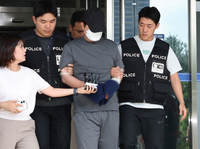 지난 24일 용인의 한 오피스텔 지하 주차장에서 발생한 여성 피살사건 피의자 A씨가 구속 전 피의자 심문(영장실질심사)에 출석하기 위해 용인동부경찰서 유치장에서 나오고 있다. 연합뉴스