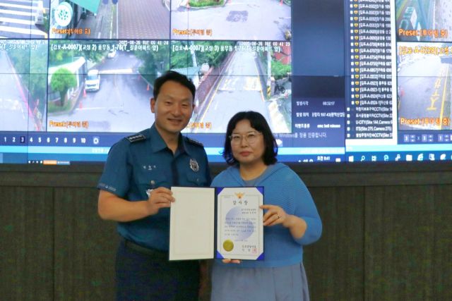 안창익 김포경찰서장이 실종 치매노인을 찾는데 기여한 김포시 도시안전정보센터 관제요원 A씨에게 감사장을 전달하고 있다. 김포경찰서 제공