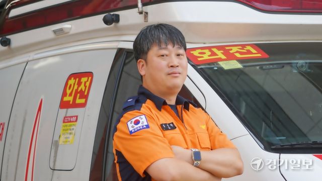 남극 장보고과학기지 제10차 월동연구대 안전대원으로 활동한 경험을 담은 책 ‘남극 일년 살기’의 인세를 전액 수해복구성금으로 기탁한 고양소방서 화전119안전센터 김성한 소방위. 신진욱기자