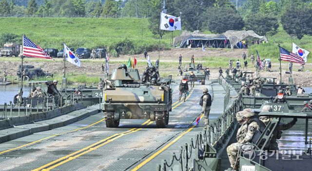 여주 남한강 일대에서 열린 '한·미 연합 도하훈련' [포토뉴스]