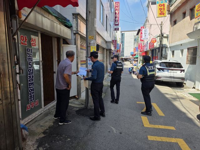 안성경찰서 중앙지구대(대장 조두행)가 상가 밀집지역을 대상으로 기초질서 확립과 노쇼,보이스피싱 예방을 알리는 홍보 활동을 벌였다.중앙지구대 제공