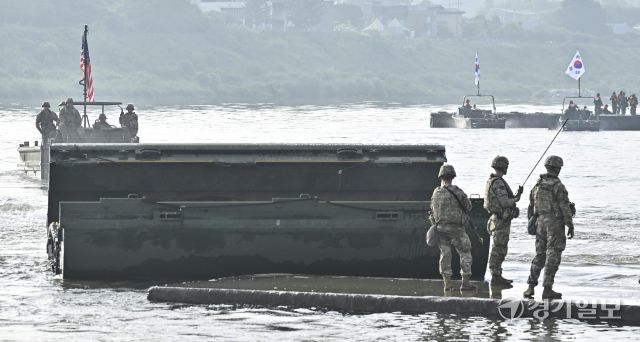 여주 남한강 일대에서 열린 '한·미 연합 도하훈련' [포토뉴스]