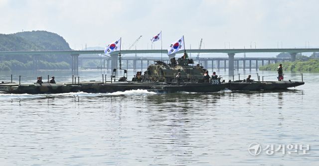 여주 남한강 일대에서 열린 '한·미 연합 도하훈련' [포토뉴스]