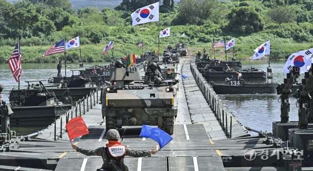 여주 남한강 일대에서 열린 '한·미 연합 도하훈련' [포토뉴스]