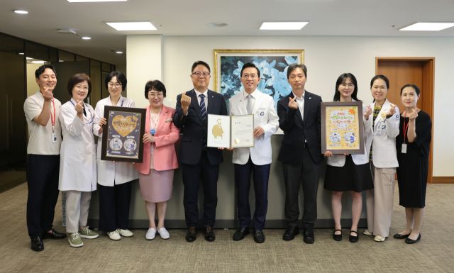 김영섭 인천혈액원 원장(가운데 왼쪽)이 가천대 길병원을 방문, 헌혈 참여 감사패를 전달한 뒤 김우경 가천대 길병원장(가운데 오른쪽), 관계자들과 함께 기념촬영을 하고 있다. 가천대 길병원 제공