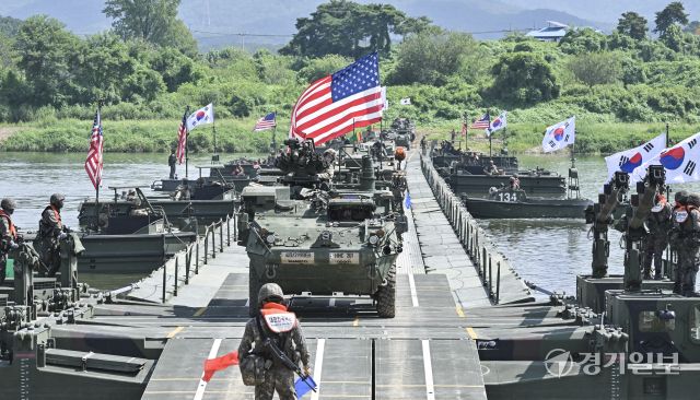 여주 남한강 일대에서 열린 '한·미 연합 도하훈련' [포토뉴스]