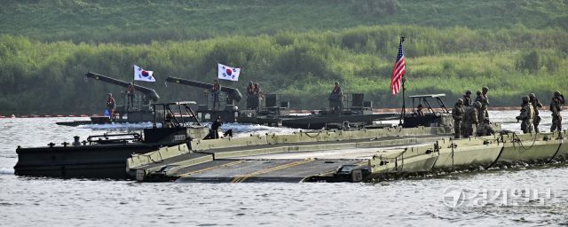 여주 남한강 일대에서 열린 '한·미 연합 도하훈련' [포토뉴스]