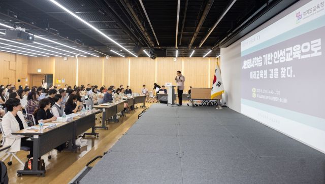 임태희 경기도교육감이 ‘2025 사회정서학습 기반 인성교육 포럼’에서 인사말을 하고 있다. 경기도교육청 제공