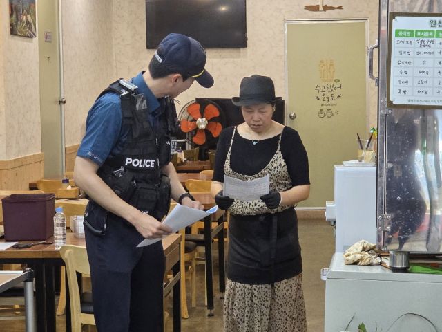 안성경찰서 중앙지구대(대장 조두행)가상가 밀집지역을 대상으로 기초질서 확립과 노쇼,보이스피싱 예방법을 알리는 홍보 활동을 벌였다.중앙지구대 제공