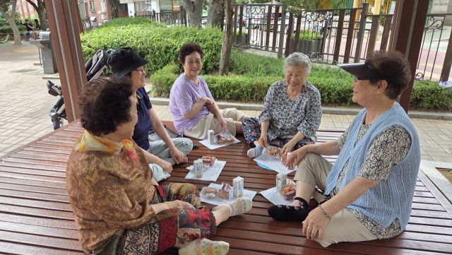 안양시 동안구보건소 건강 친구동아리에 참여한 어르신들이 함께 웃으며 이야기를 나누고 있다. 안양시 제공.