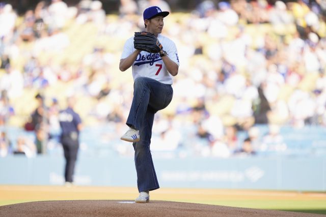 미국프로축구(MLS) 로스앤젤레스(LA) FC로 이적한 손흥민이 LA 다저스 홈구장에서 생애 첫 시구를 하는 모습. 연합뉴스AP