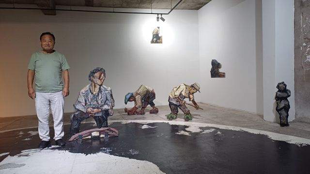 예술공간 아름·실험공간 UZ에서 진행 중인 김진열 작가 초대전 ‘드로잉 모심전 2025’에서 김진열 작가가 녹슨 철제가 덧붙여져 탄생한 작품들과 함께 하고 있다. 정자연기자