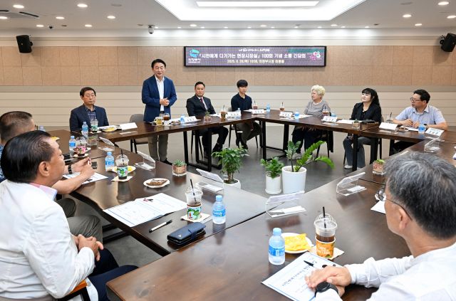 김동근 의정부시장이 28일 시청 회의실에서 열린 ‘시민에게 다가가는 현장시장실’ 100회 기념 간담회에서 시민들과 소통하고 있다. 의정부시 제공