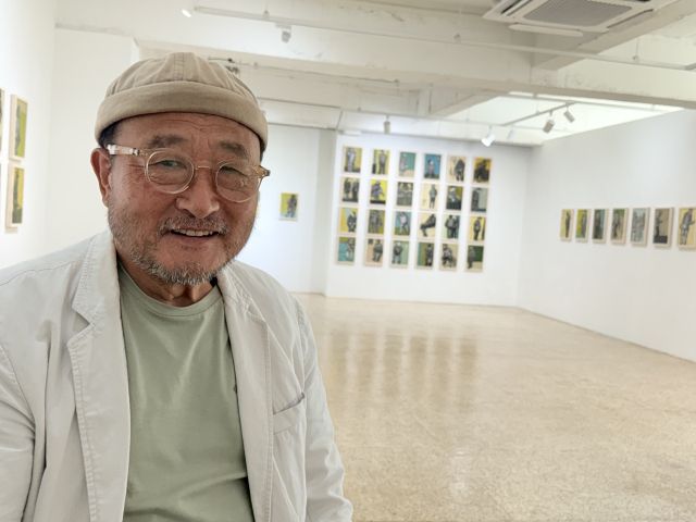 ‘드로잉 모심전 2025’ 전시장에서 김진열 작가. 예술공간 아름 제공