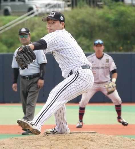 2025 독립야구단 경기도리그 챔피언결정 2차전서 6이닝 2실점 호투로 승리 투수가 된 연천 미라클 선발투수 진현우가 투구하고 있다.연천 미라클 제공