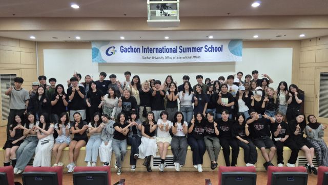 가천대 국제교류처가 대학 글로벌센터 국제홀에서 1차 프로그램 수료식을 개최하고 기념사진을 촬영하고 있다. 가천대 제공