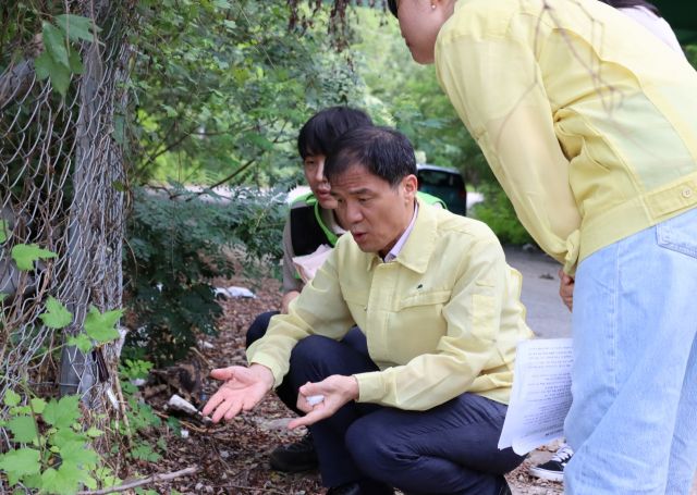 홍동곤 한강유역환경청장(가운데)이 28일 가평군 청평면 일대의 수해로 훼손된 아프리카돼지열병(ASF) 차단 울타리를 점검하고 있다.