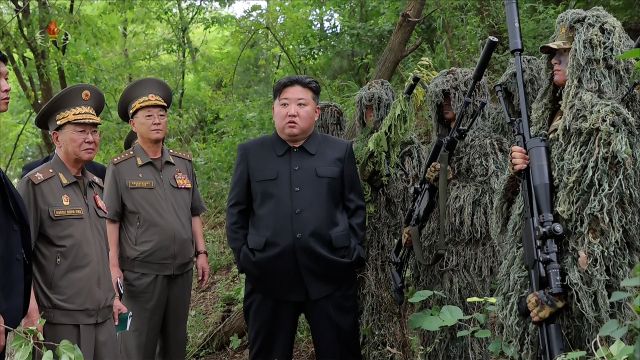 지난 27일 김정은 북한 국무위원장이 조선인민군 총참모부 직속 특수작전훈련기지를 방문해 저격수구분대와 특수작전구분대의 훈련실태를 점검한 모습. 연합뉴스