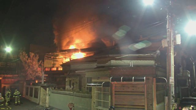 28일 오전 인천 미추홀구 숭의동 한 주택에 불이 난 모습. 인천소방본부 제공