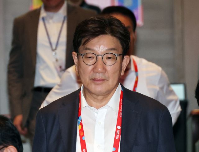 국민의힘 권성동 의원이 지난 28일 인천국제공항공사 항공교육원에서 열린 2025 국민의힘 국회의원 연찬회에 참석하는 모습. 연합뉴스