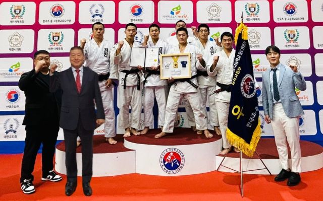 제53회 추계 전국초·중·고유도연맹전에서 남자 고등부 단체전 2연패로 시즌 4관왕에 오른 의정부 경민고 선수들이 서정복 경기도유도회장(앞줄 왼쪽 두번째)과 함께 기념촬영을 하고 있다.경민고 제공