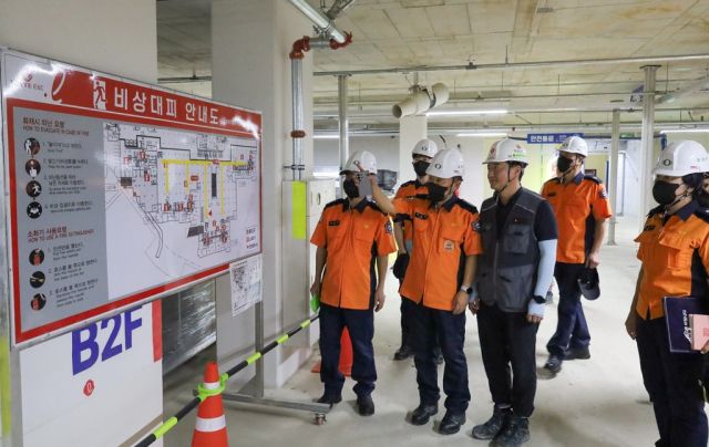 의왕소방서는 내손동 대형공사현장에 대해 안전컨설팅을 실시했다. 의왕소방서 제공