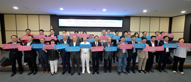 인천경제정의실천시민연합이 항만·해양 자치권 확보를 위한 시민토론회를 하고 기념촬영을 하고 있다. 인천경제정의실천시민연합 제공