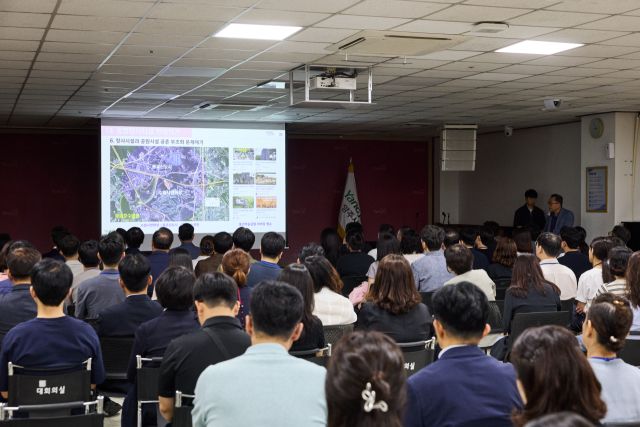 양주시청 회의실에서 열린 월례조회에서 시 관계자가 공동형 종합장사시설 추진현황에 대해 설명하고 있다. 양주시 제공