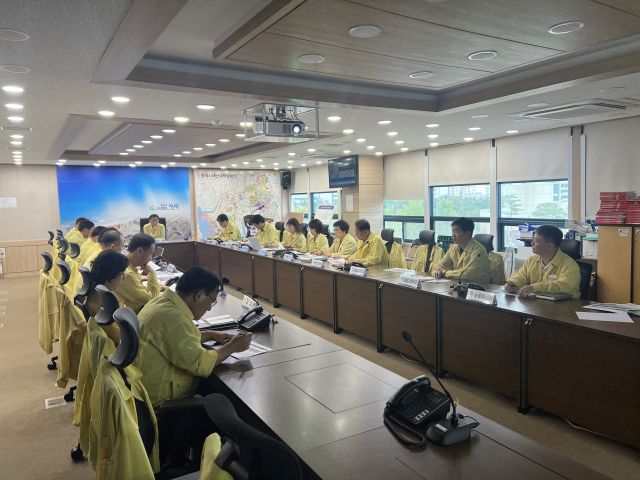 정장선 평택시장이 3일 시청 재난안전상황실에서 열린 ‘집중호우 피해를 대비하기 위한 긴급회의’에서 대책을 논의하고 있다. 평택시 제공