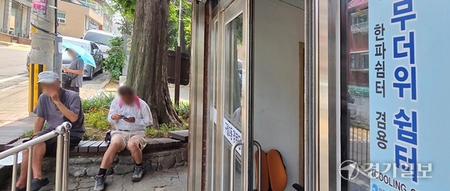 인천 구월동의 한 ‘무더위 쉼터’ 앞에 주민들이 앉아 쉬고있다. 경기일보DB