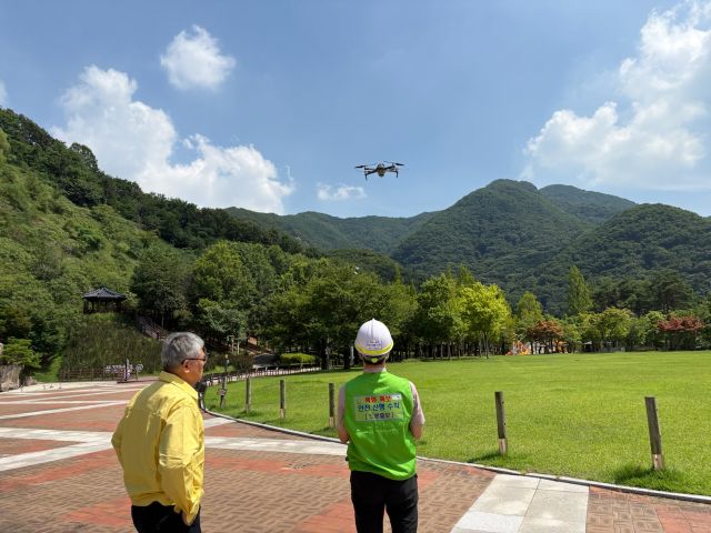 안양시 공무원들이 병목안 시민공원에서 드론을 활용해 예찰하고 있다. 안양시 제공.