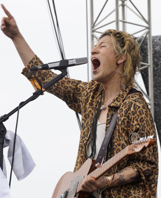 오후 1시께 서드무대 2번째로 ‘2025 펜타 슈퍼루키’ 우승팀 컨파인드 화이트가 무대에 올라 열정적인 공연을 선사하고 있다. 김도현기자