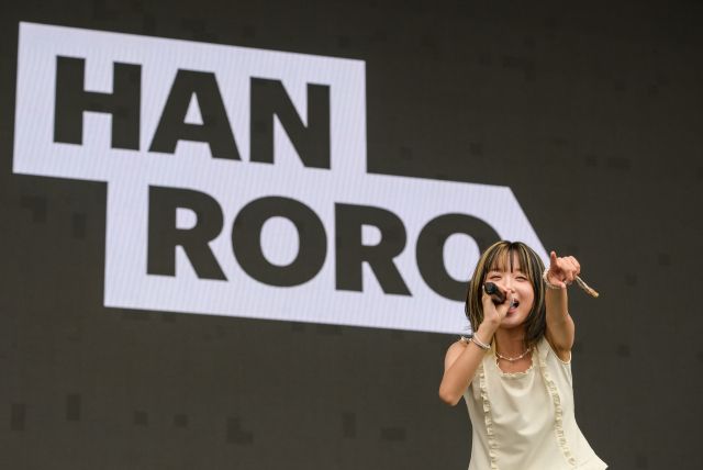 메인무대 2번째를 장식한 한로로가 공연을 펼치고 있다. 윤원규기자