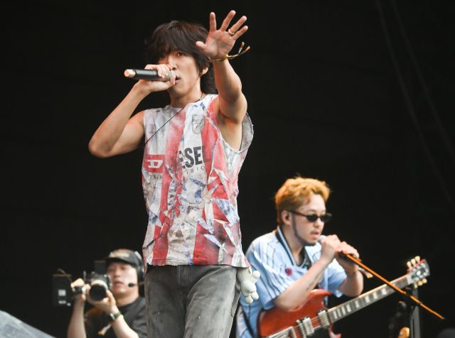 3일 인천 송도달빛축제공원에서 열린 '2025 인천펜타포트 락 페스티벌'에서 이승윤이 열띤 공연을 펼치고 있다.