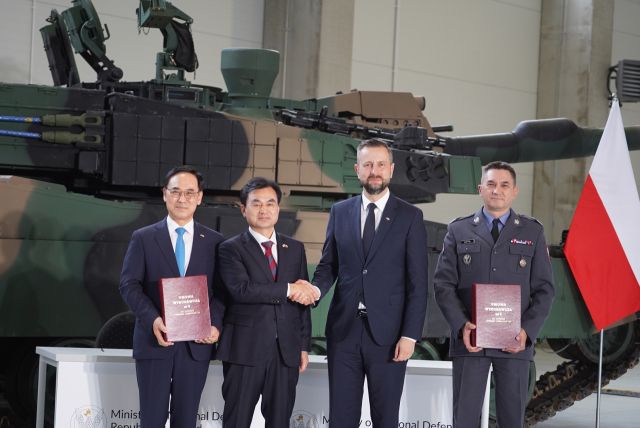 폴란드 글리비체에서 열린 ‘폴란드 K2 전차 2차 이행계약 서명식’에서 (왼쪽부터)이용배 현대로템 대표이사 사장, 안규백 국방장관, 브와디스와프 코시니악 카미슈 폴란드 부총리 겸 국방장관, 아르뚜르 쿱텔 폴란드 군비청장 등이 기념촬영을 하고 있다. 현대로템 제공