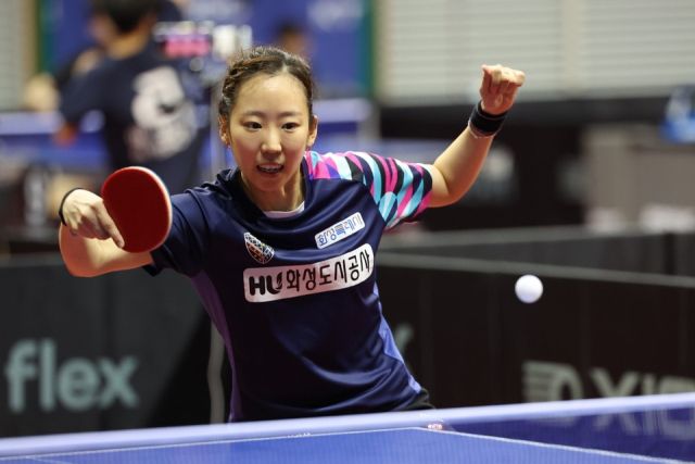 3일 경북 문경시 국군체육부대 선승관에서 벌어진 제41회 대통령기 전국탁구대회 여자 일반부 단식서 우승, 대회 3관왕에 오른 양하은(화성도시공사)이 이다경(양신시청)을 상대로 공격을 받아넘기고 있다.더 핑퐁 제공
