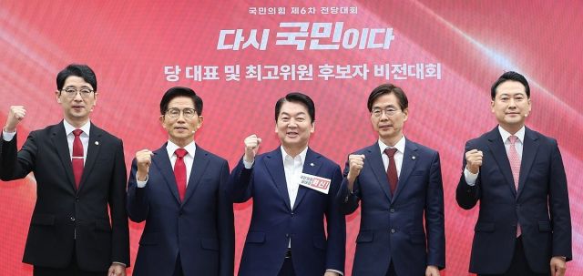 3일 서울 여의도 국민의힘 당사에서 열린 제6차 전당대회 후보자 비전대회에서 주진우(왼쪽부터)·김문수·안철수·조경태·장동혁 당 대표 후보들이 기념촬영 하고 있다. 연합뉴스