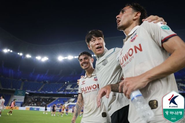 수원FC 김은중 감독이 울산 HD전서 결승골을 합작한 윌리안(왼쪽), 루안과 기뻐하고 있다.프로축구연맹 제공