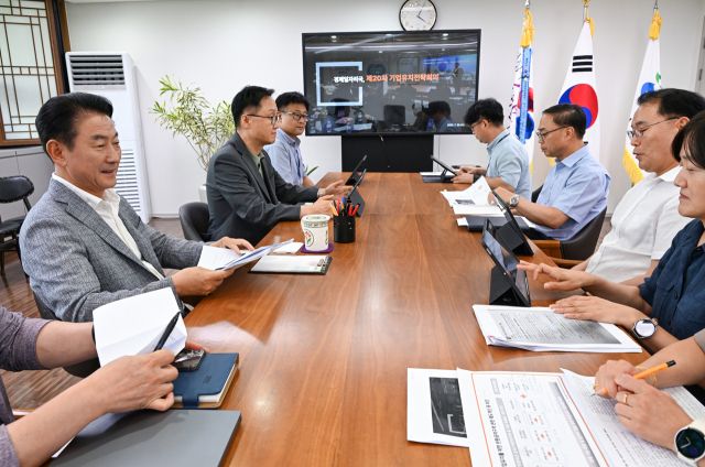 김동근 의정부시장이 시청 회의실에서 관련 부서장들이 참석한 가운데 기업유치 전략회를 열고 있다. 의정부시 제공
