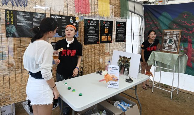 펜타드리머 ‘어흥도 흥이다’ 부스에서 관객이 체험 프로그램에 참여하고 있다. 조병석기자