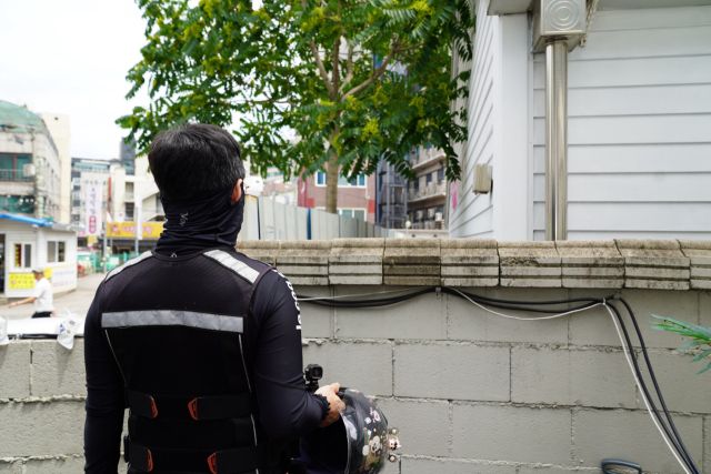 신창훈씨(가명·41)가 홀로 16시간 배달 일을 하며 삼 남매를 키우고 있지만 여전히 생활고에 시달리고 있다. 대한적십자사 경기도지사 제공