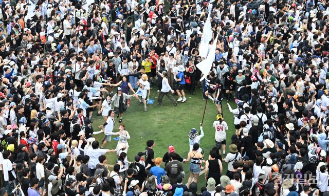 3일 인천 송도달빛축제공원에서 열린 '2025 인천펜타포트 락 페스티벌'에서 관람객들이 즐거운 시간을 보내고 있다.