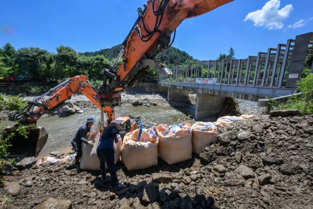 가평군 가평읍 승안2교 일원에서 군 관계자들이 복구작업을 진행하고 있다. 경기일보DB