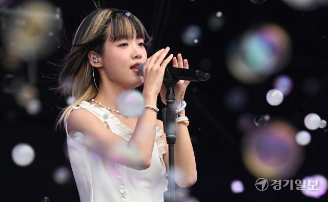 3일 인천 송도달빛축제공원에서 열린 '2025 인천펜타포트 락 페스티벌'에서 한로로가 열띤 공연을 펼치고 있다.