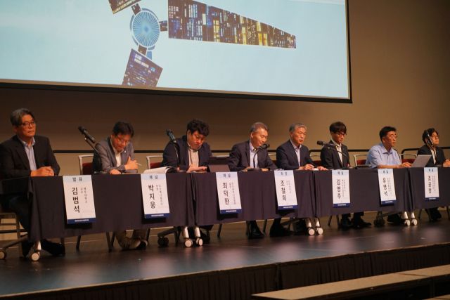 인천시는 최근 송도컨벤시아에서 국내 해상풍력 전문가와 지역 학계·산업계가 참여한 제1회 인천 공공주도 해상풍력 포럼을 열고 토론을 하고 있다. 인천시 제공